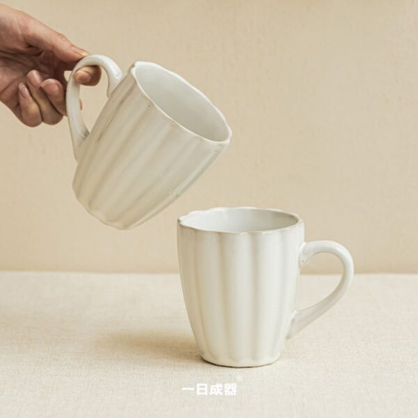 奶油白花形陶瓷杯