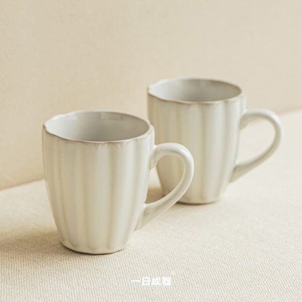 奶油白花形陶瓷杯