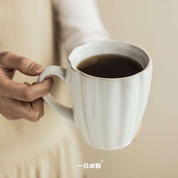 奶油白花形陶瓷杯